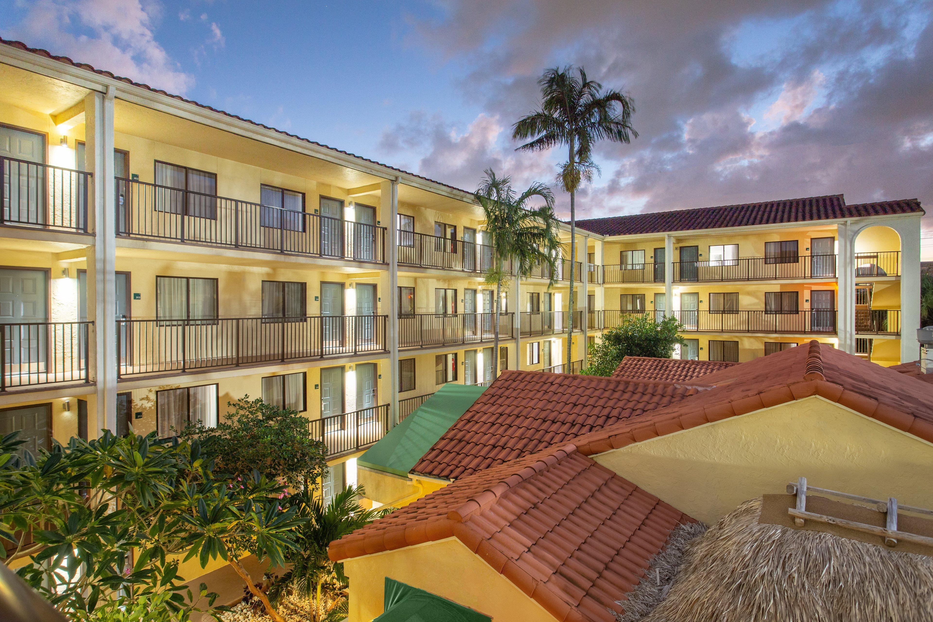Holiday Inn & Suites Boca Raton - North Exterior photo