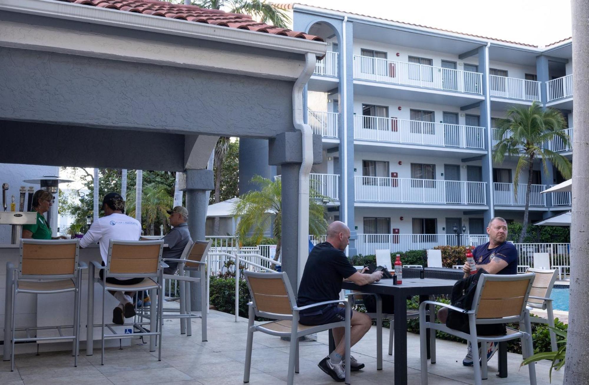 Holiday Inn & Suites Boca Raton - North Exterior photo