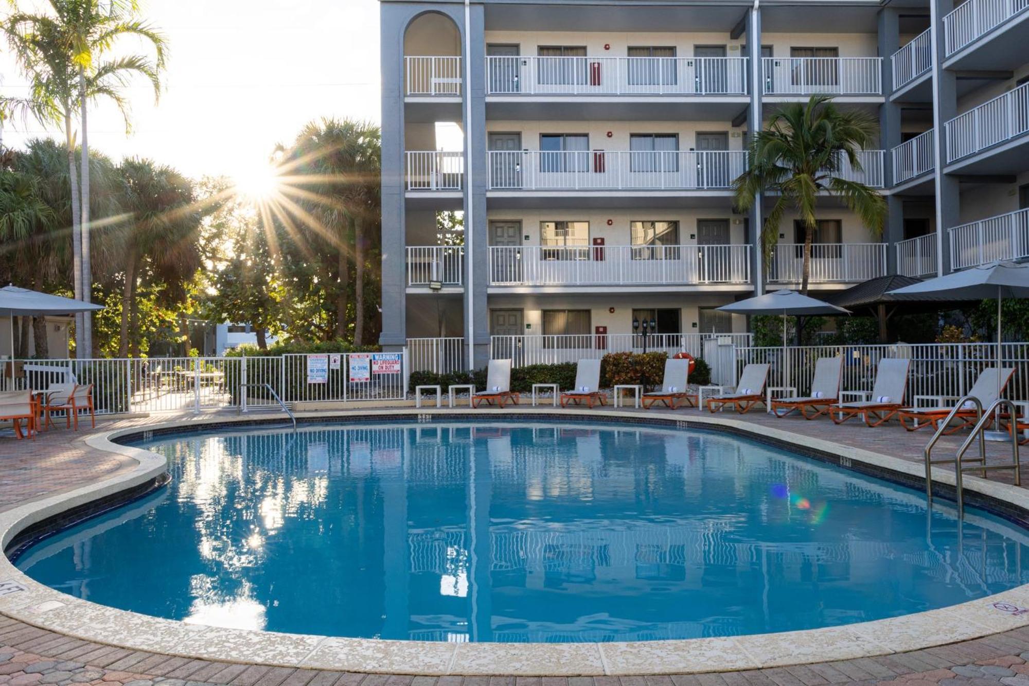 Holiday Inn & Suites Boca Raton - North Exterior photo