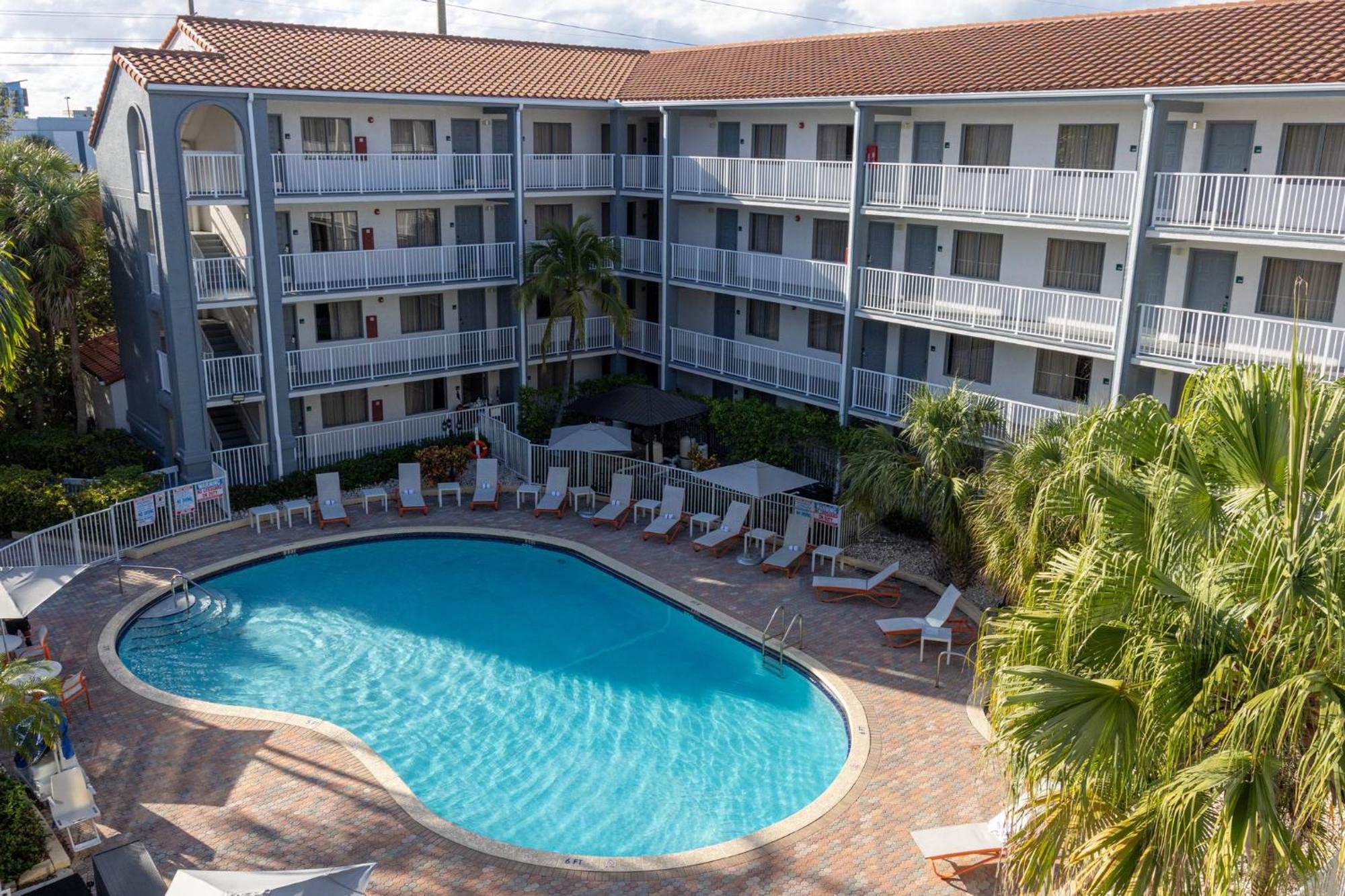 Holiday Inn & Suites Boca Raton - North Exterior photo