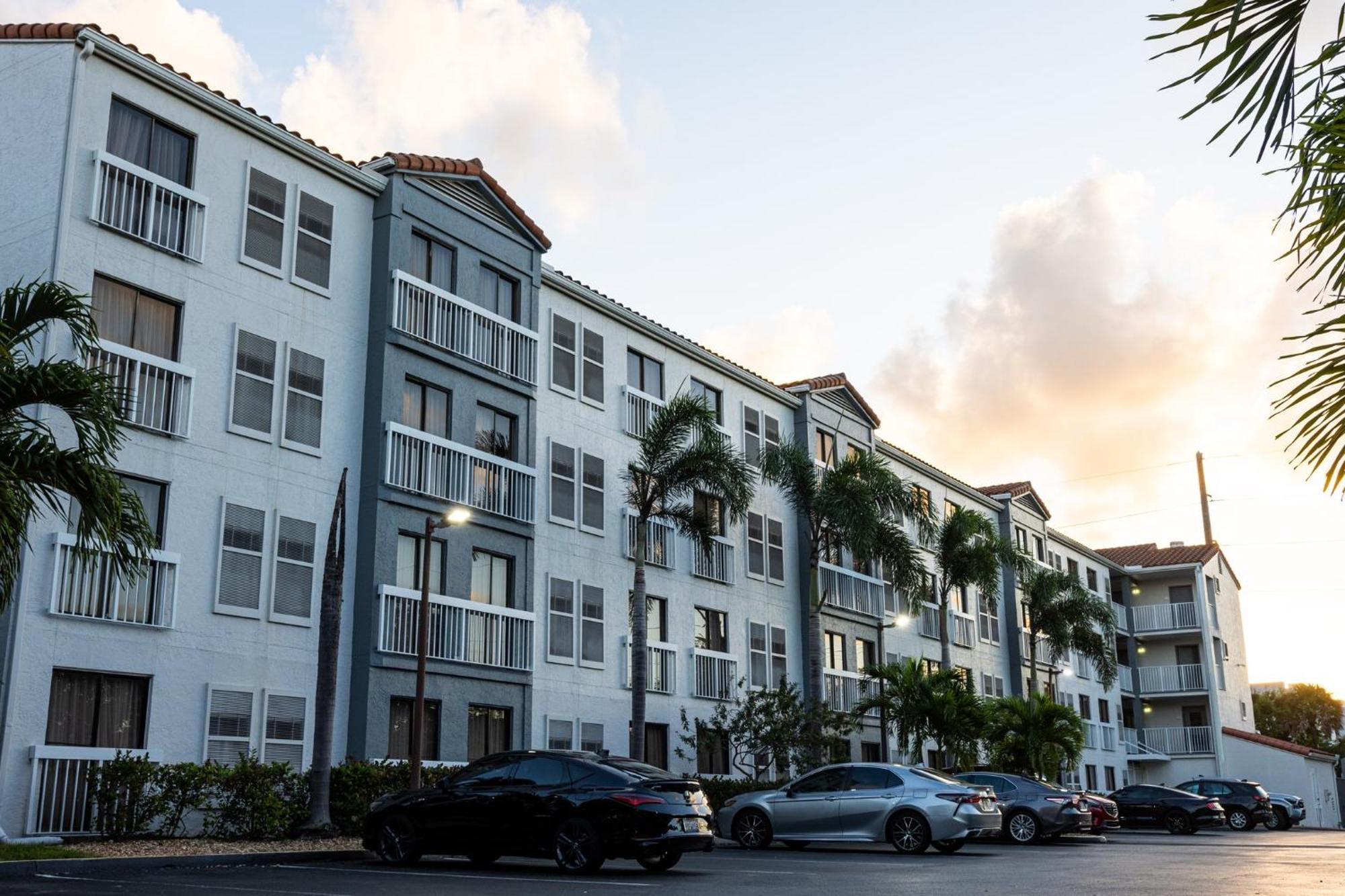 Holiday Inn & Suites Boca Raton - North Exterior photo